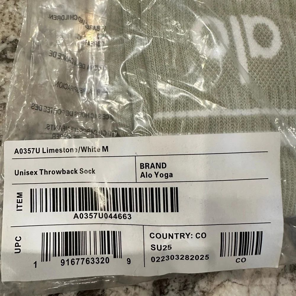 ALO Yoga Unisex Throwback Socks in Limestone & White NWT (authentic)
